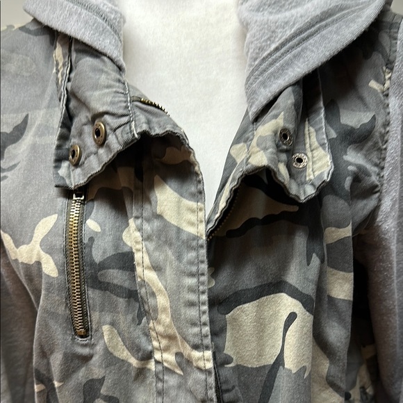 🎉HP🎉 Forever 21 Camo Utility Jacket with Grey Sleeves - Picture 3 of 6